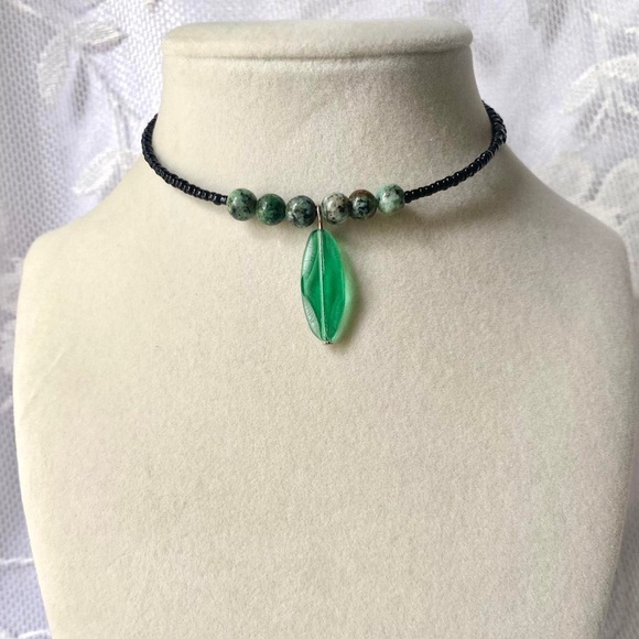 African Turquoise Green Beaded Memory Wire Choker Necklace - Picture 2 of 3